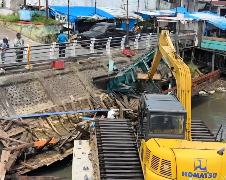 Empat Bangkai Kapal Angkat Jangkar dari Batang Arau Jelang HJK Padang