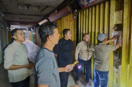 Menunggak Retribusi, 44 Toko Pasar Raya Barat Disegel