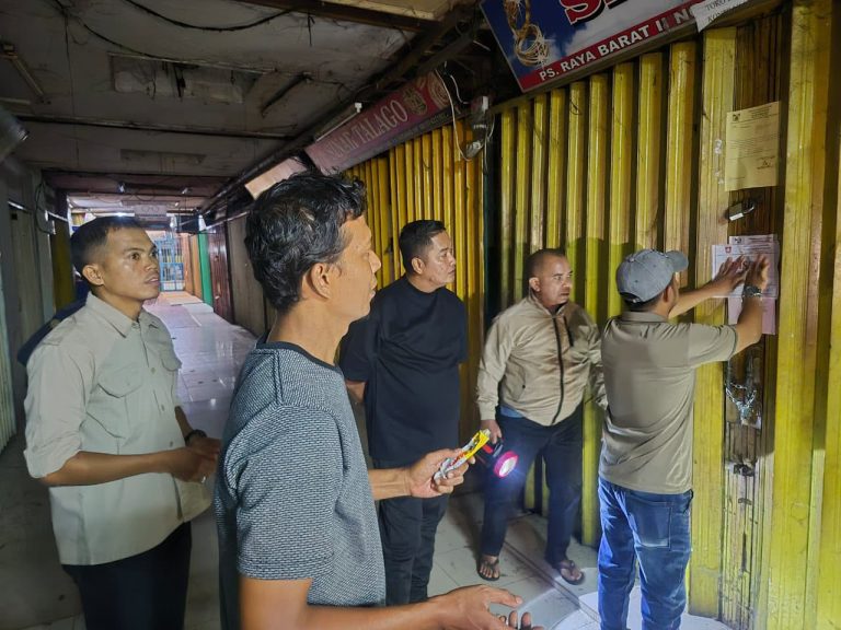 Menunggak Retribusi, 44 Toko Pasar Raya Barat Disegel