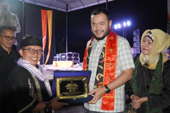 Fadly Lepas Delegasi SatuPena Sumbar Safari Puisi ke Empat Negara