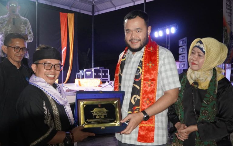 Fadly Lepas Delegasi SatuPena Sumbar Safari Puisi ke Empat Negara