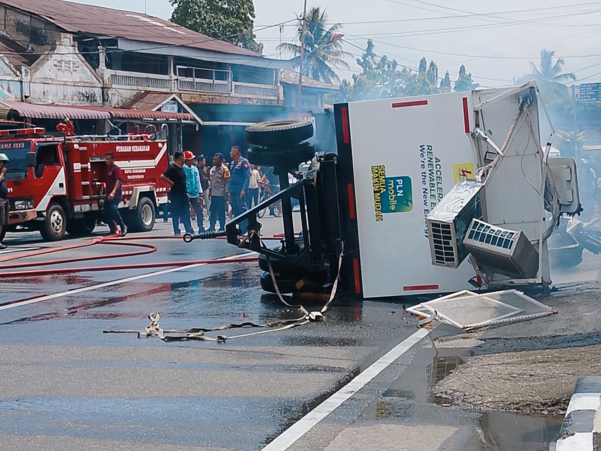 Box UPS PLN Pariaman terbalik dan terbakar di Simpang Tabuik. Insiden menimpa 3 kendaraan dan sempat menyebabkan kemacetan.