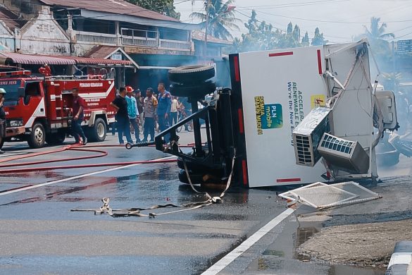 Box UPS PLN Pariaman Terbalik dan Terbakar di Simpang Tabuik, Timpa 3 Kendaraan