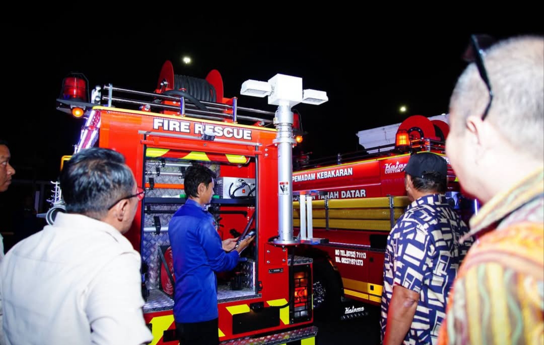 Bupati Tanah Datar Eka Putra bersama tim Kemendagri meninjau alat berat dan kendaraan operasional yang dibiayai TKD tambahan pascabencana