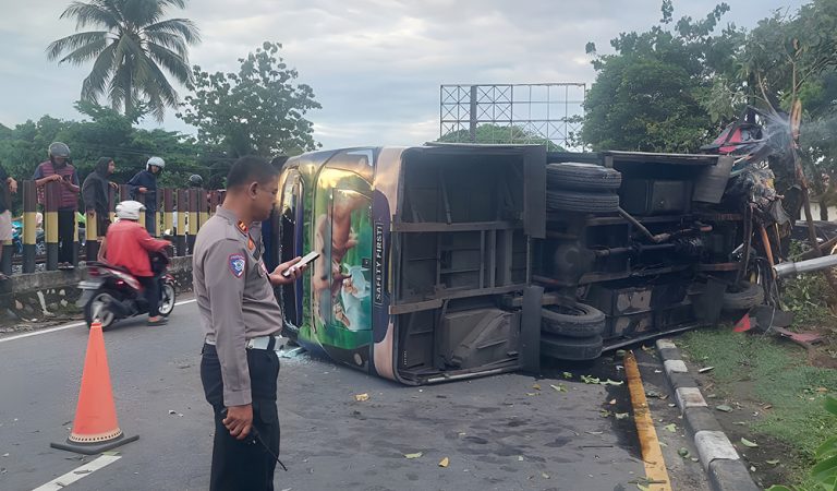 Bus AKDP Pariaman–Padang Terguling di Lubuk Buaya, 8 Penumpang Luka-luka