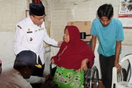 Pemko Padang Salurkan Kursi Roda, Siapkan Layanan Dokter Warga