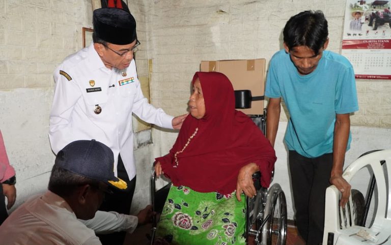 Pemko Padang Salurkan Kursi Roda, Siapkan Layanan Dokter Warga