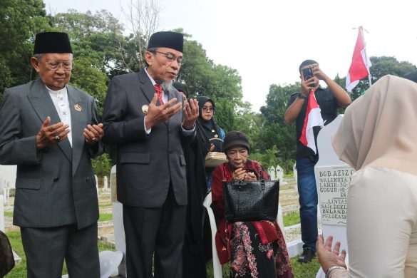 Pemko Padang Tabur Bunga di Makam Bagindo Aziz Chan