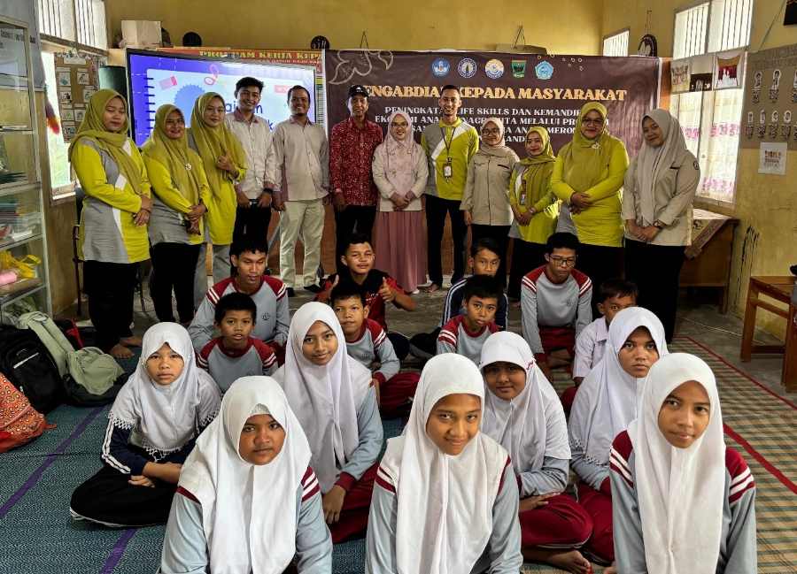 Tim pengabdian Universitas Mercubaktijaya Padang foto bersama guru dan siswa SLB Bundo Kanduang Padang usai pembukaan Program Dunsanak Meronce.