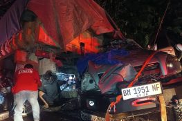Diduga Gangguan Persneling, Truk Tronton Tabrak Land Cruiser di Limapuluh Kota
