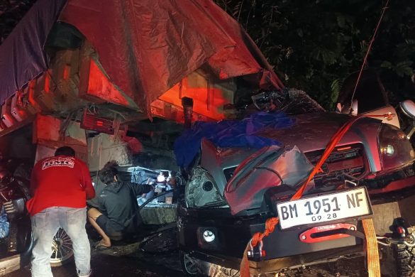 Diduga Gangguan Persneling, Truk Tronton Tabrak Land Cruiser di Limapuluh Kota