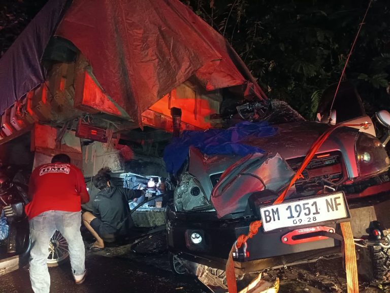 Diduga Gangguan Persneling, Truk Tronton Tabrak Land Cruiser di Limapuluh Kota