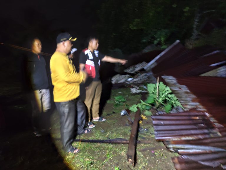Puluhan Rumah Rusak Diterjang Angin Kencang di Limapuluh Kota