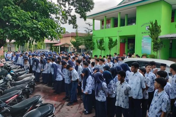 123 Siswa Baru SMPN 11 Padang Terima Seragam Gratis