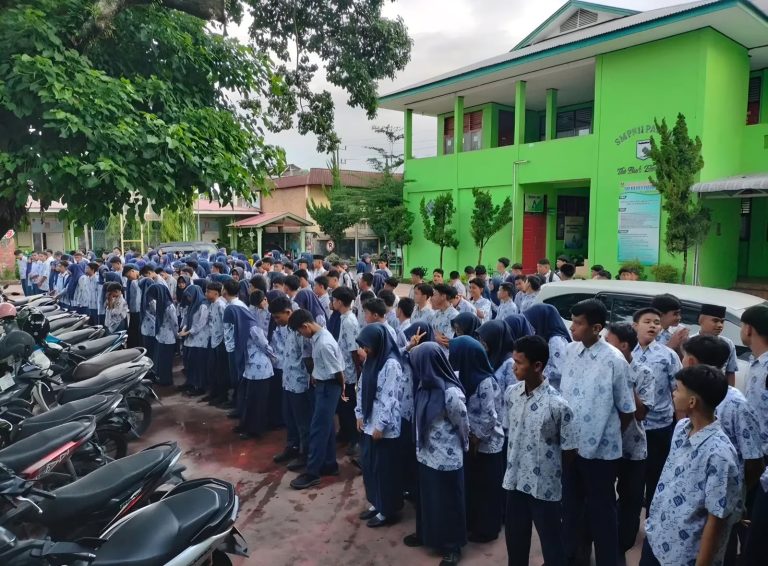 123 Siswa Baru SMPN 11 Padang Terima Seragam Gratis
