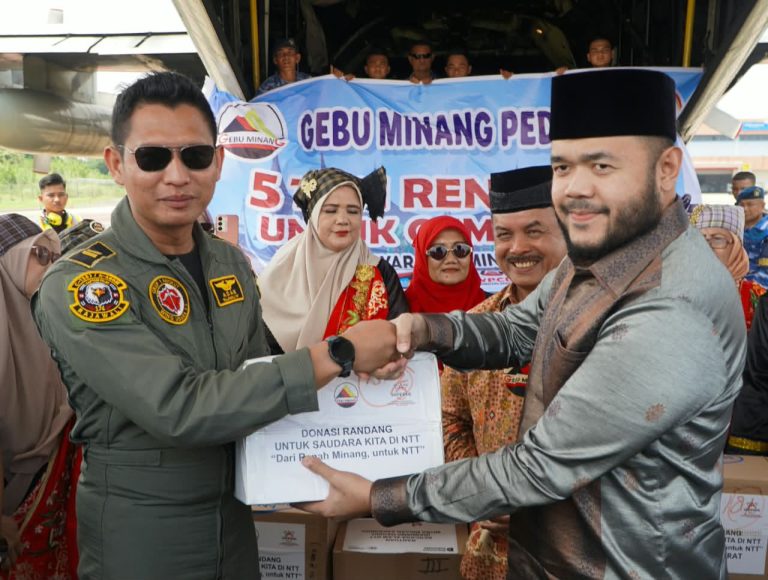 3,6 Ton Rendang Dikirim untuk Korban Gempa NTT