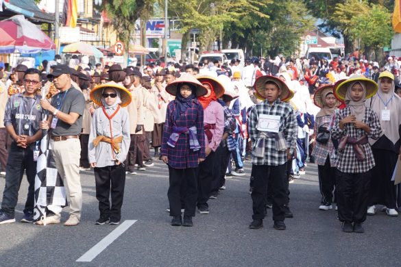 Gerak Jalan Tepat Waktu, Ratusan Pelajar Padang Panjang Tunjukkan Kreativitas