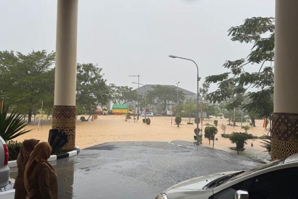 Hujan Deras Rendam Balai Kota Padang, Akses Jalan Lumpuh