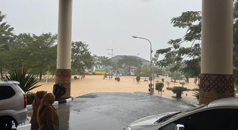 Hujan Deras Rendam Balai Kota Padang, Akses Jalan Lumpuh