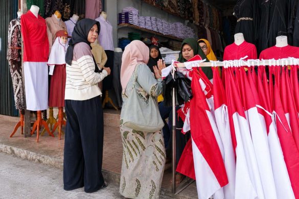 Bendera Merah Putih Mulai Penuhi Pasar Pusat Padang Panjang