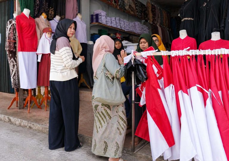 Bendera Merah Putih Mulai Penuhi Pasar Pusat Padang Panjang