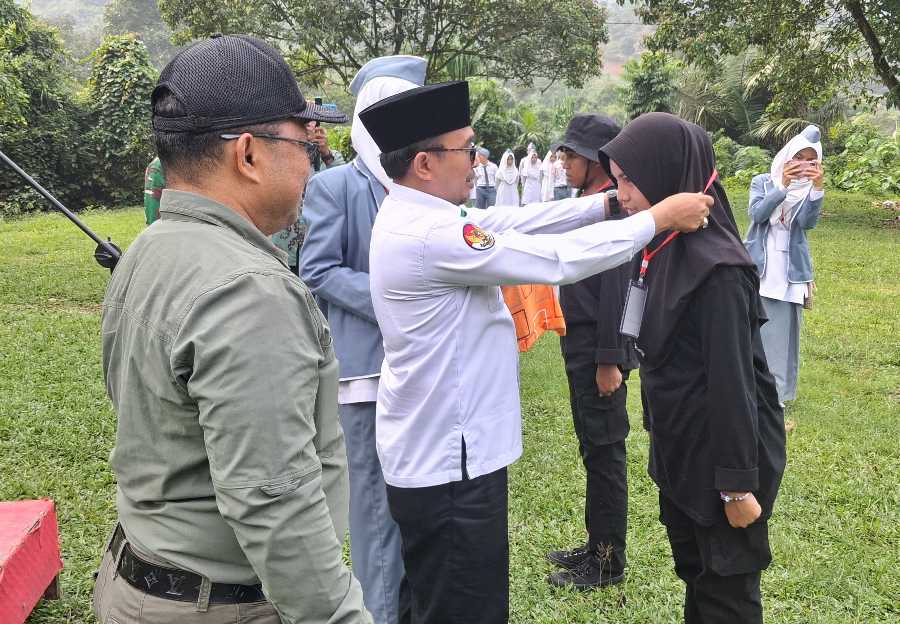 Kabid Penmad Kanwil Kementerian Agama Provinsi Sumatera Barat, Tan Gusli, didampingi Kepala MAN 1 Kota Padang, Afrizal, memasangkan tanda peserta saat pembukaan Diksistar Angkatan III tahun pelajaran 2016-2027, di ABG Waterpark Lubuk Minturun, Senin (24/8/2026).