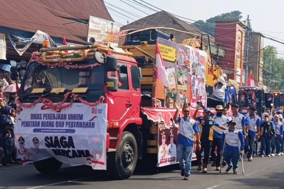Pawai Alegoris HUT ke-81 RI Meriah, Ribuan Warga Padati Batusangkar
