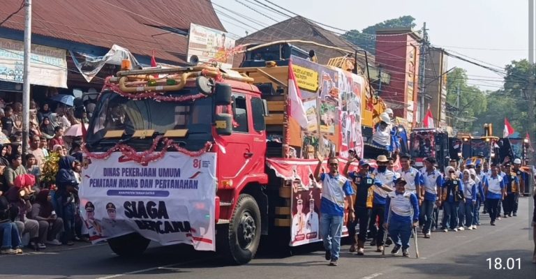 Pawai Alegoris HUT ke-81 RI Meriah, Ribuan Warga Padati Batusangkar