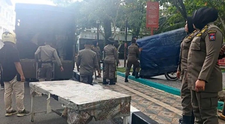 Trotoar Batang Arau Dibersihkan dari Lapak PKL Menjelang HJK
