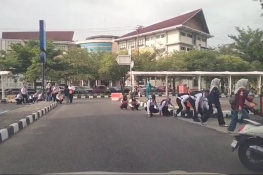 Maba UNP Berjalan Jongkok Viral, Anggota DPRD Sumbar Minta PKKMB Dievaluasi