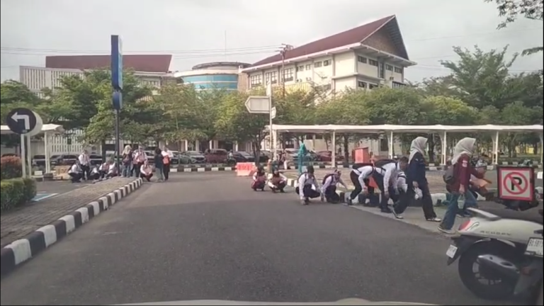 Maba UNP Berjalan Jongkok Viral, Anggota DPRD Sumbar Minta PKKMB Dievaluasi