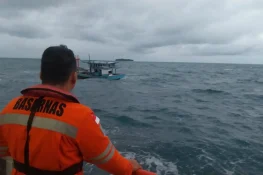 Mati Mesin Diterjang Badai, Kapal Nelayan dari Pasbar Dievakuasi ke Bungus