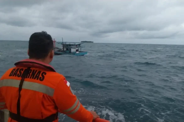 Mati Mesin Diterjang Badai, Kapal Nelayan dari Pasbar Dievakuasi ke Bungus