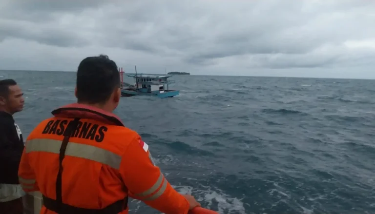 Mati Mesin Diterjang Badai, Kapal Nelayan dari Pasbar Dievakuasi ke Bungus