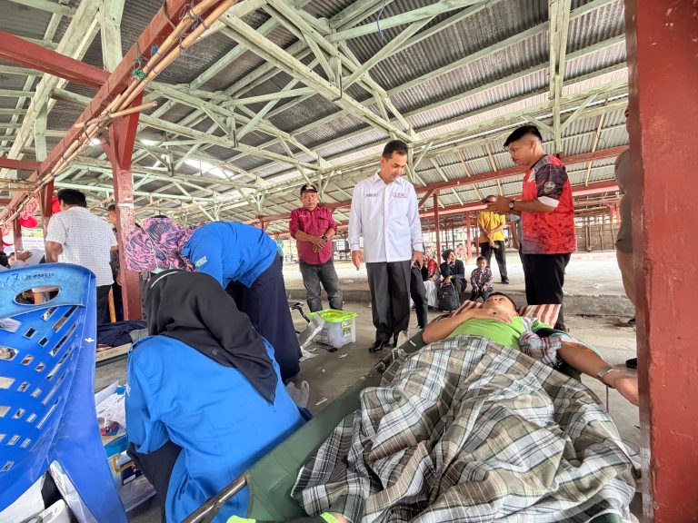 Tinjau Donor Darah di Pasar Inpres Padang Gelugur, Wabup Parulian Apresiasi Kepedulian Warga