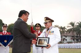 Bupati Eka Putra Terima Penghargaan Kartika Pamong Praja Muda dari IPDN