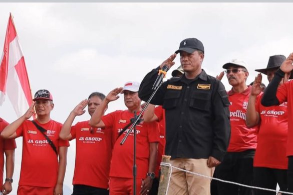 Merah Putih Raksasa Berkibar di Puncak Kasumbo Tanah Datar