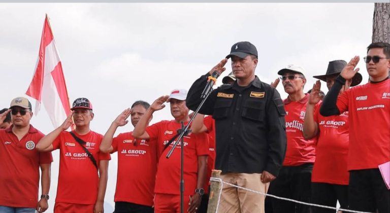 Merah Putih Raksasa Berkibar di Puncak Kasumbo Tanah Datar