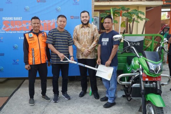 Padang Sibersih Diluncurkan, Lima Bentor Sampah Diserahkan
