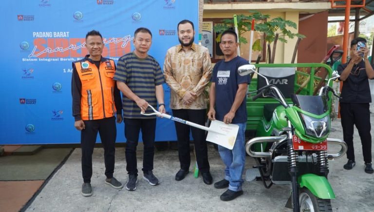 Padang Sibersih Diluncurkan, Lima Bentor Sampah Diserahkan