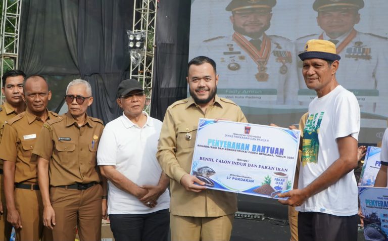 Pemko Padang Salurkan Bantuan untuk Pulihkan Usaha Korban Bencana