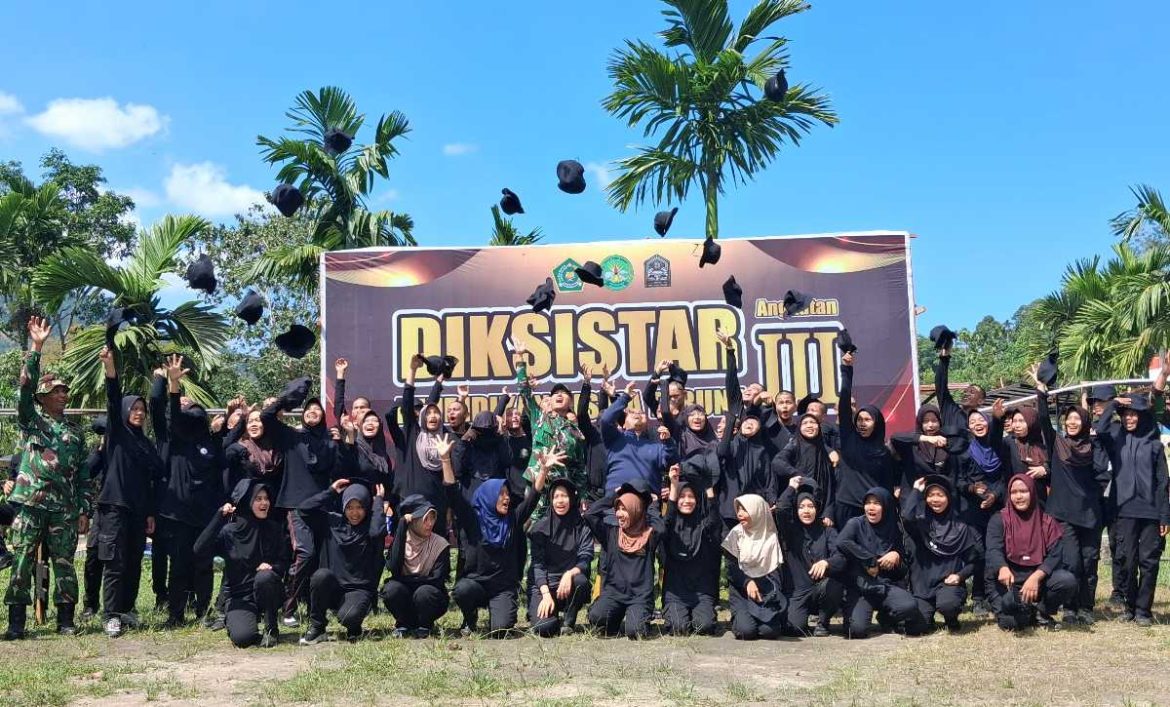 Kepala MAN 1 Kota Padang Afrizal dan tim pelatih dari Kodim 0313/Padang berfoto bersama siswa Taruna kelas X sembari melempar topi ke udara, usai upacara penutupan Diksistar Angkatan III, di ABG Waterpark Lubuk Minturun, Kota Padang, Kamis (27/8/2026).