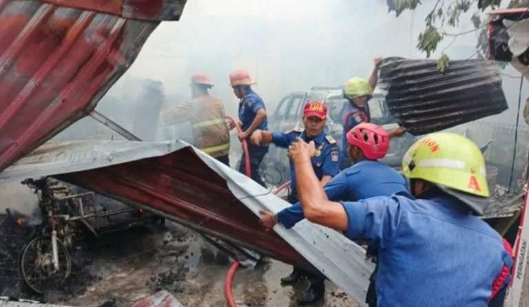 Kebakaran di Dadok Tunggul Hitam, Bangunan dan Sejumlah Kendaraan Hangus