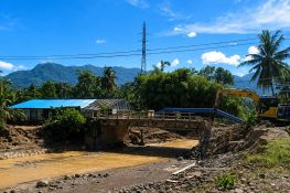 Rusak Dihantam Banjir, Jembatan Kampung Tanjung Dibangun Kembali