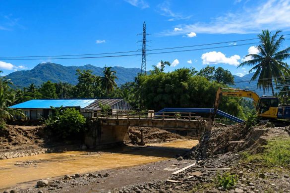 Rusak Dihantam Banjir, Jembatan Kampung Tanjung Dibangun Kembali