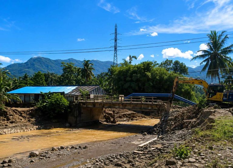Rusak Dihantam Banjir, Jembatan Kampung Tanjung Dibangun Kembali