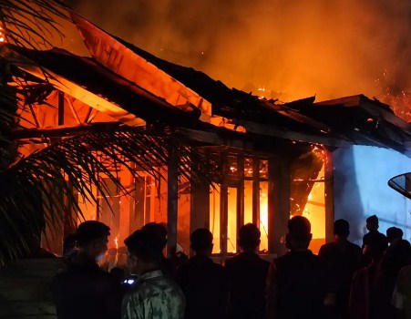 Terjebak di Kamar Mandi Saat Rumah Terbakar, Pria Stroke Diselamatkan Damkar