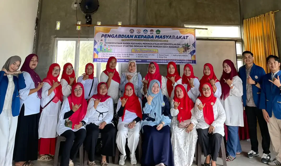 Tim pengabdian masyarakat Universitas Mercubaktijaya berfoto bersama saat kegiatan pemberdayaan kader posyandu dalam meningkatkan keterampilan guna mencegah stunting dengan Metode Pangan Desa BERSINAR, di Nagari Pilubang, Kecamatan Sungai Limau, Kabupaten Padang Pariaman.