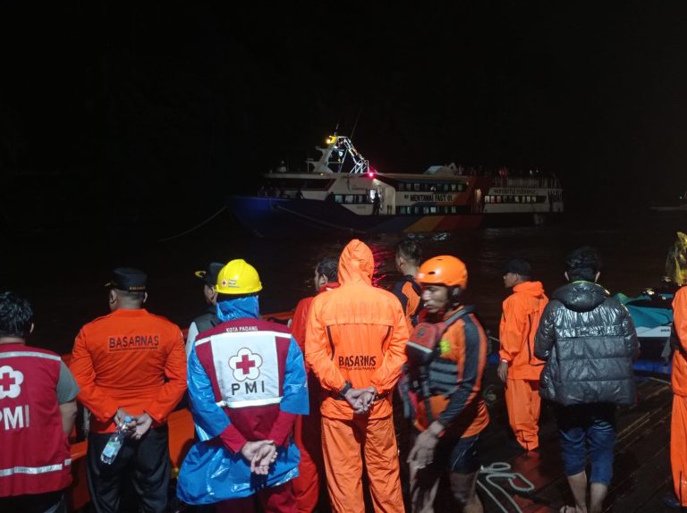 Seluruh Penumpang Mentawai Fast 01 Selamat