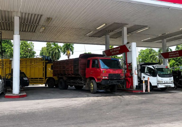 Antrean Biosolar di Sejumlah SPBU Padang Mengular hingga 1 Kilometer